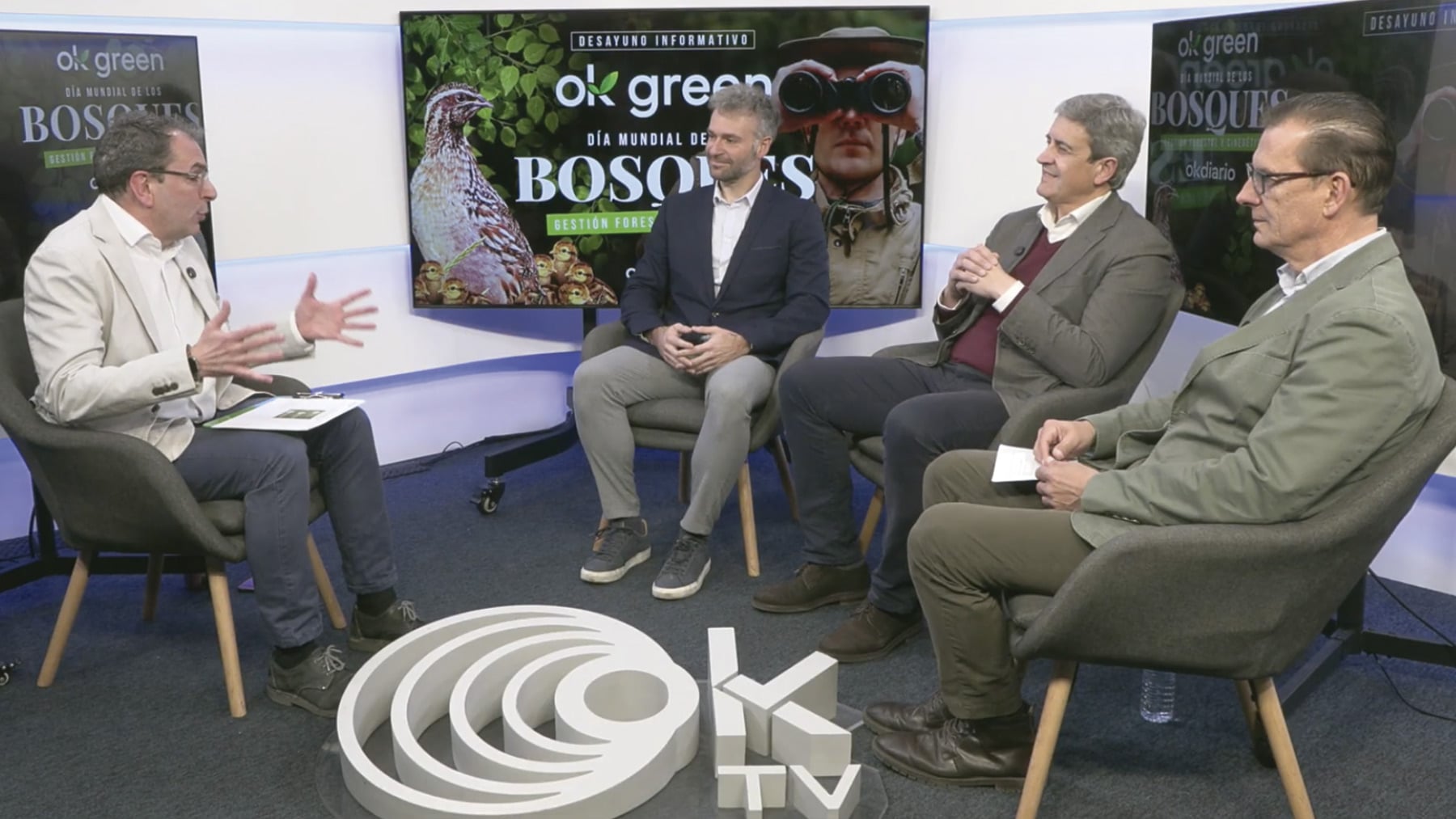 Un momento del debate con Josep Escandell, presidente de la Real Federación Española de Caza; José María Mancheño, presidente de Mutuasport, y Luis Fernando Villanueva, director de Fundación Artemisan.