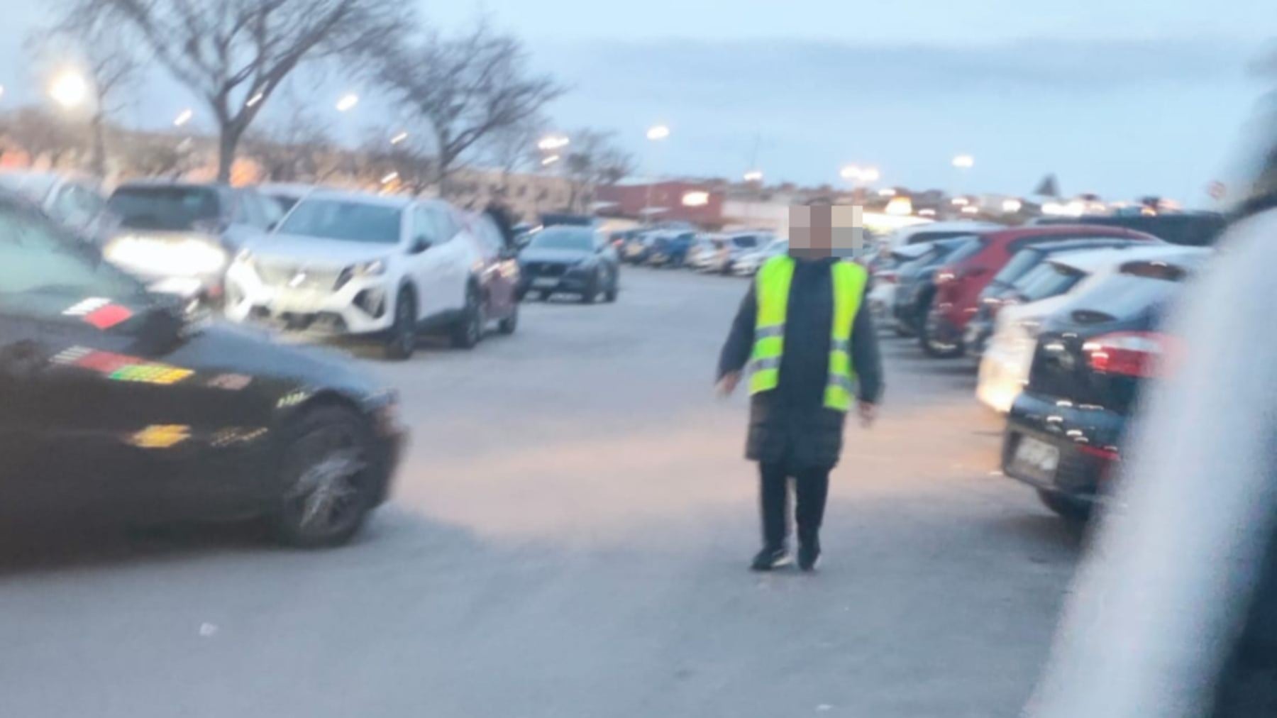 Imagen de una de las ‘gorrillas’ que no duda en amenazar a los clientes para recibir dinero.