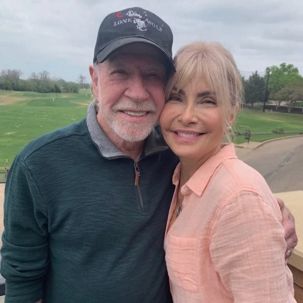 Chuck Norris junto a Gena, su segunda mujer (Foto: Instagram).