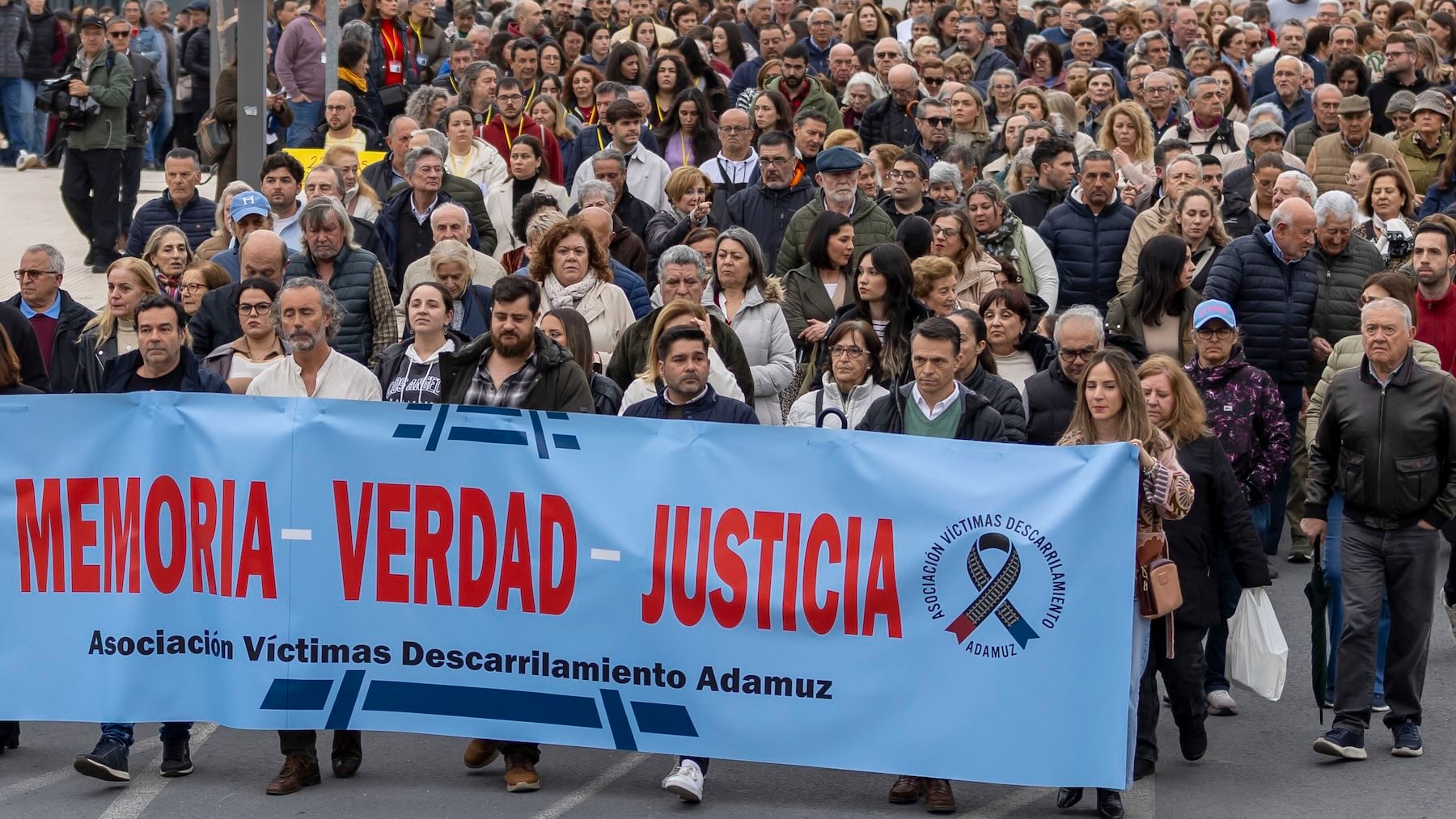 Masiva manifestación en Huelva para exigir al Gobierno toda la verdad sobre la tragedia de Adamuz