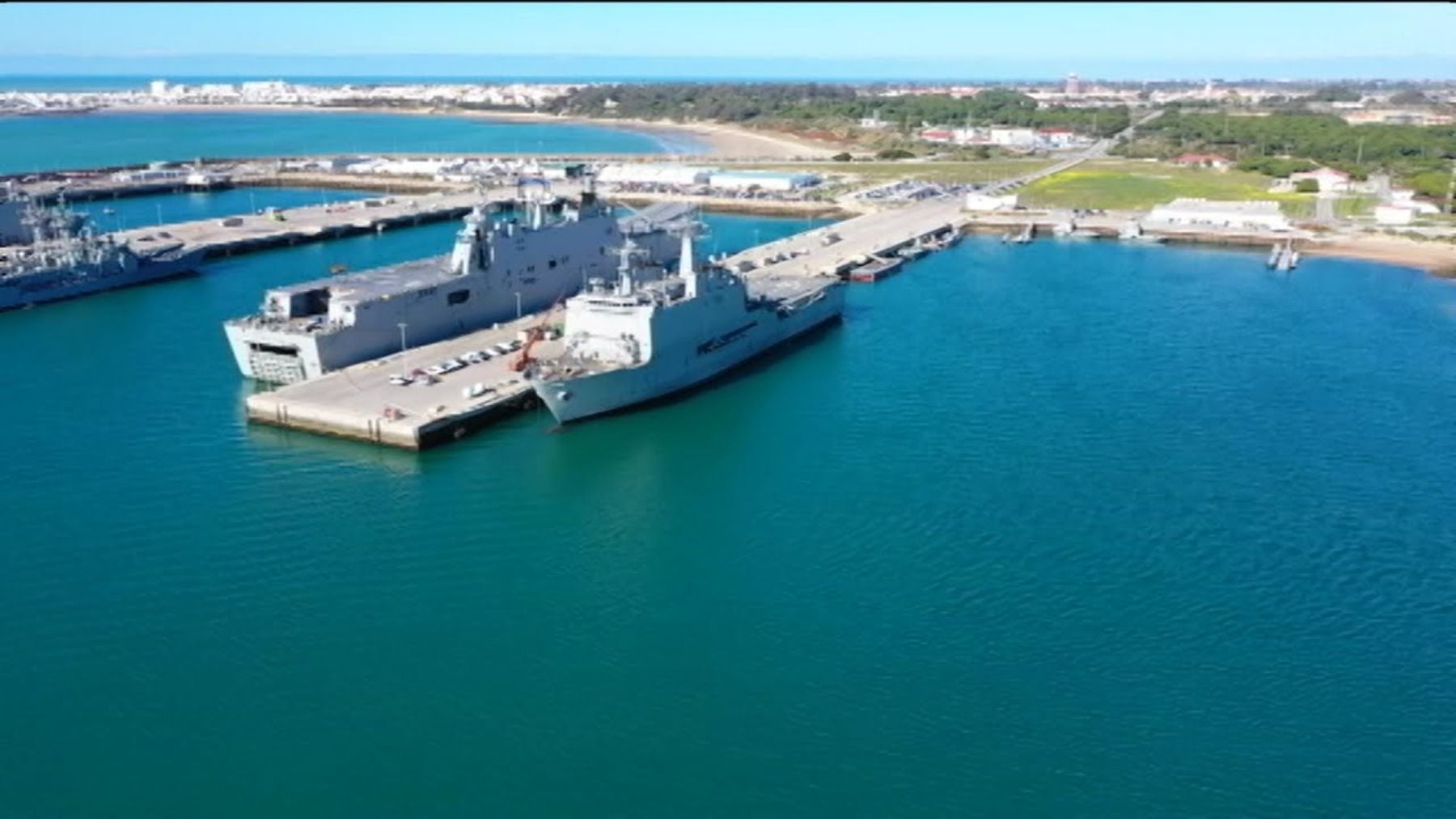 Ni hamburguesas ni cine español: el dineral que gasta EEUU en mantener su