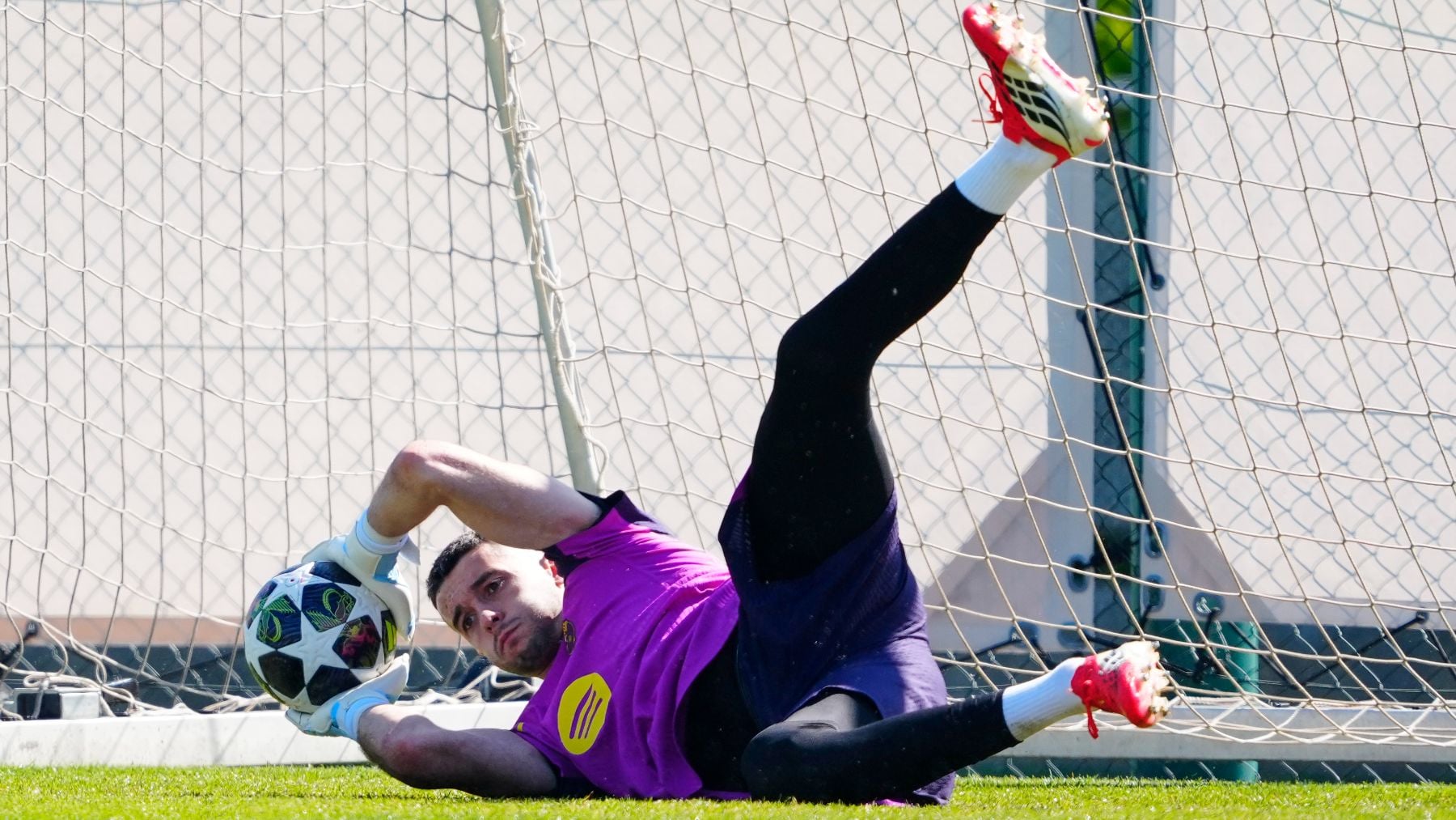 Joan García se entrena con normalidad y Eric García será baja contra el Rayo