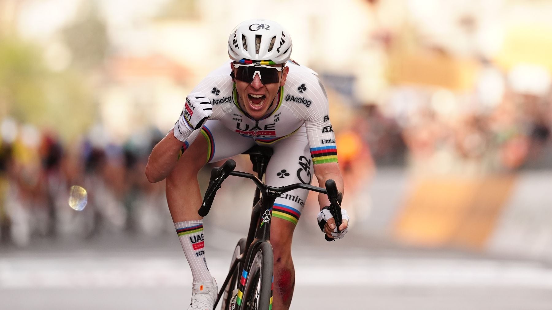 Monumental Pogacar: gana su primera Milán–San Remo superando a Pidcock al sprint tras sufrir una dolorosa caída