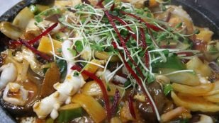 Costumbre de buena educación en España y de mala en China, por qué no debes comerte toda la comida si vas a China, por qué los chinos nunca se acaban la comida, choques culturales costumbres españolas y asiáticas.