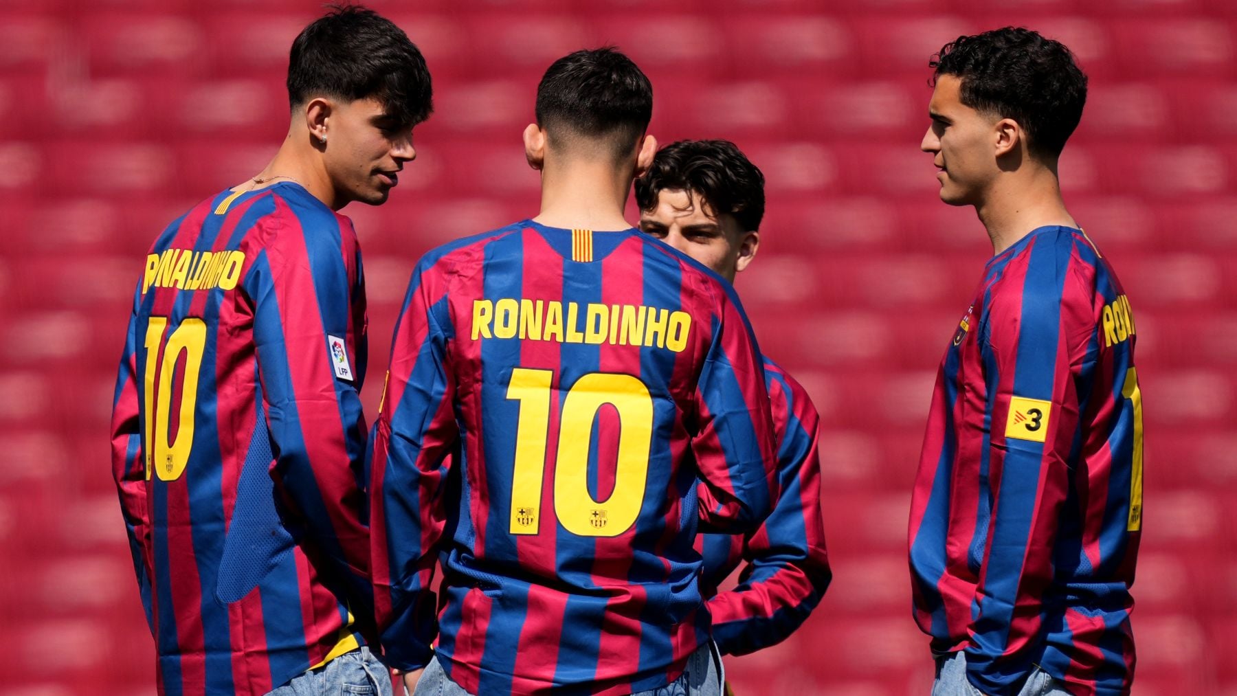 Los jugadores del Barcelona saltan al césped del Camp Nou con camisetas de Ronaldinho
