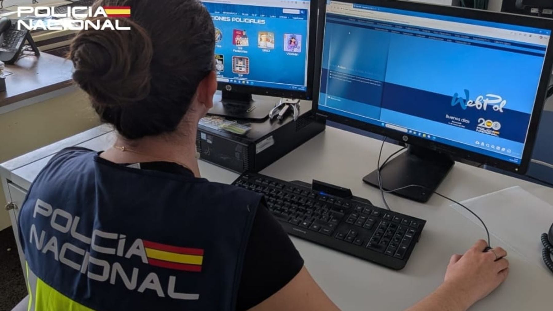 Agentes del Grupo de Delitos Tecnológicos durante la investigación del caso.