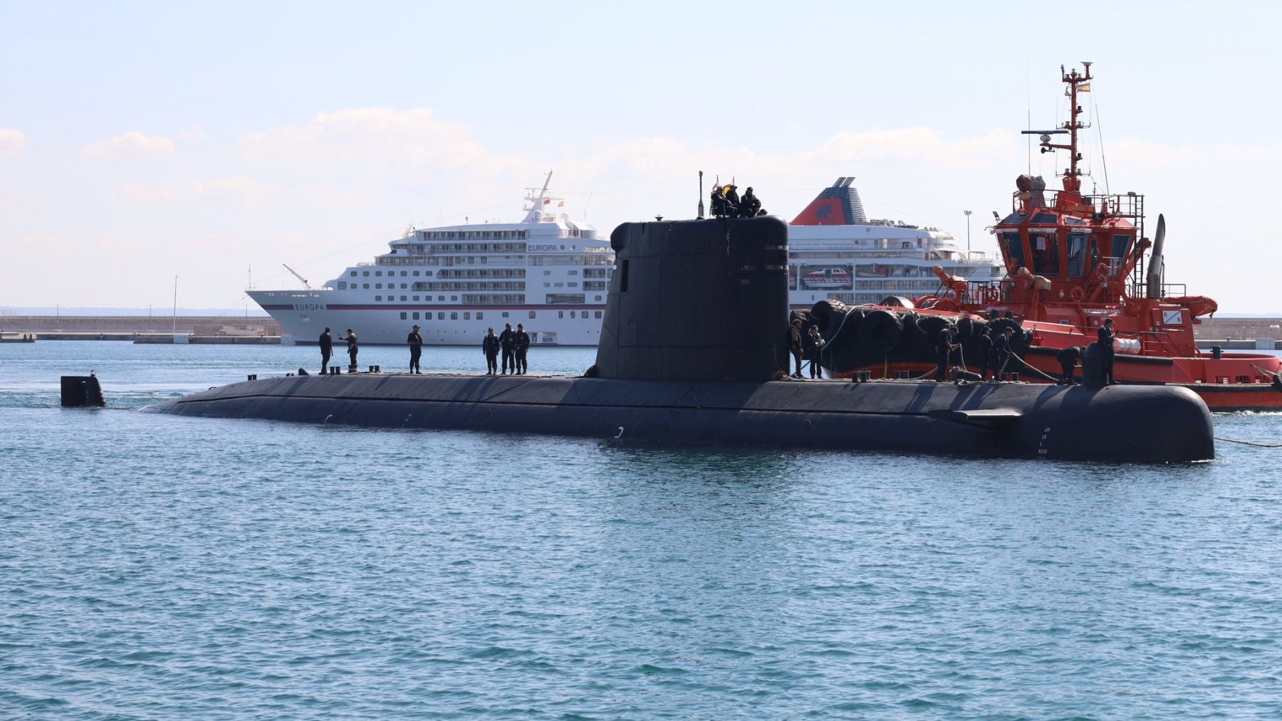 Expectación y sorpresa en Palma ante la llegada del submarino de guerra