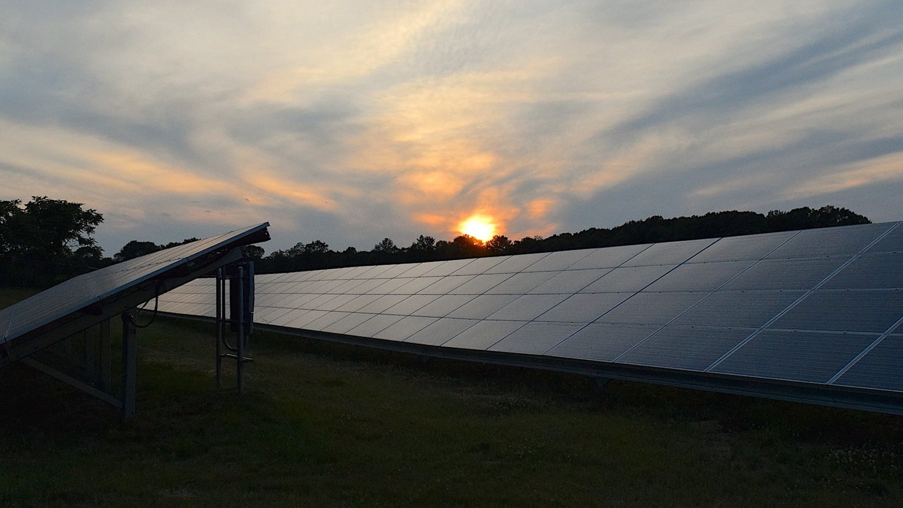 Rusia se pasa el juego: científicos estatales crean un panel solar que se limpia y se orienta hacia el Sol automáticamente