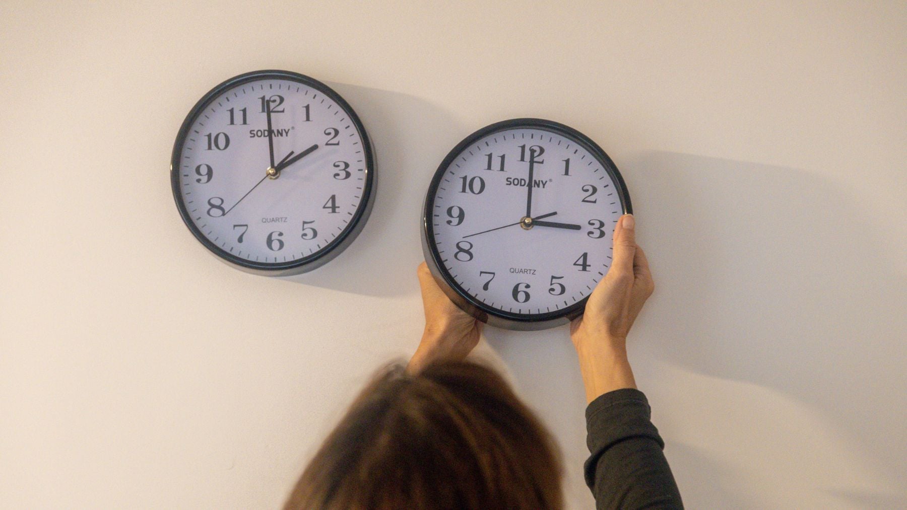 Se adelanta o se atrasa el reloj: qué día se cambia al horario de verano y ésto es lo que va a pasar
