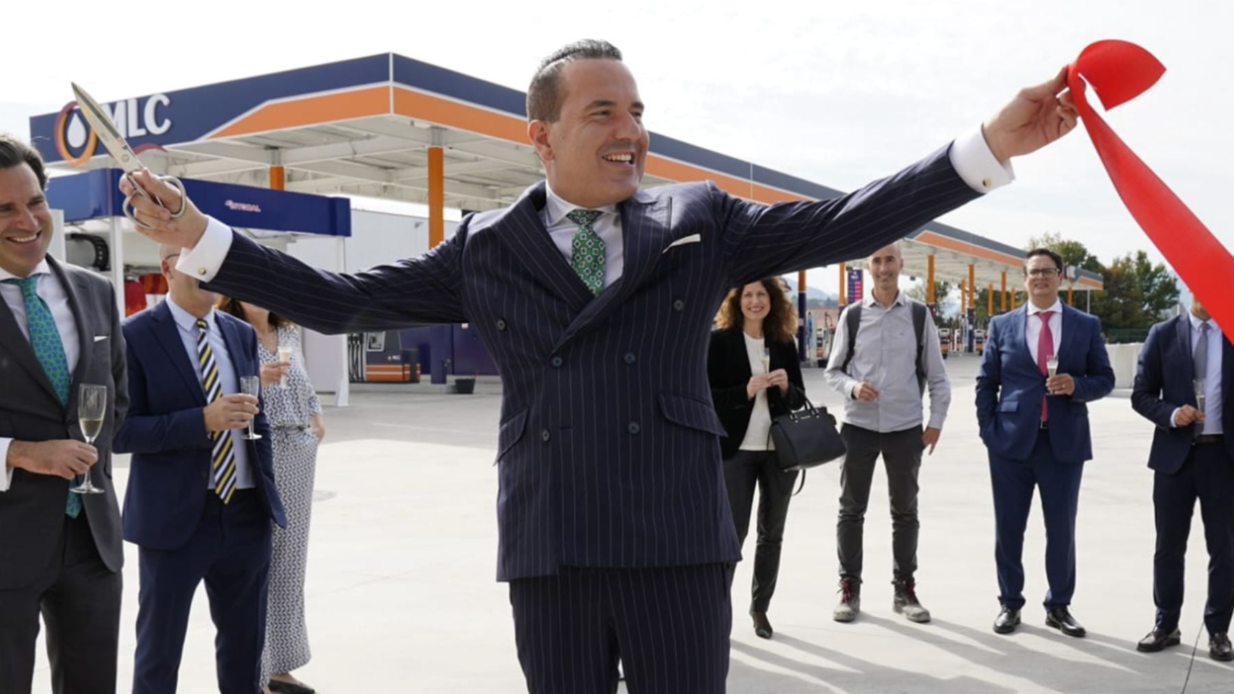 El dueño de 80 gasolineras que criticó los altos precios de las energéticas no aplica la rebaja obligatoria a los carburantes