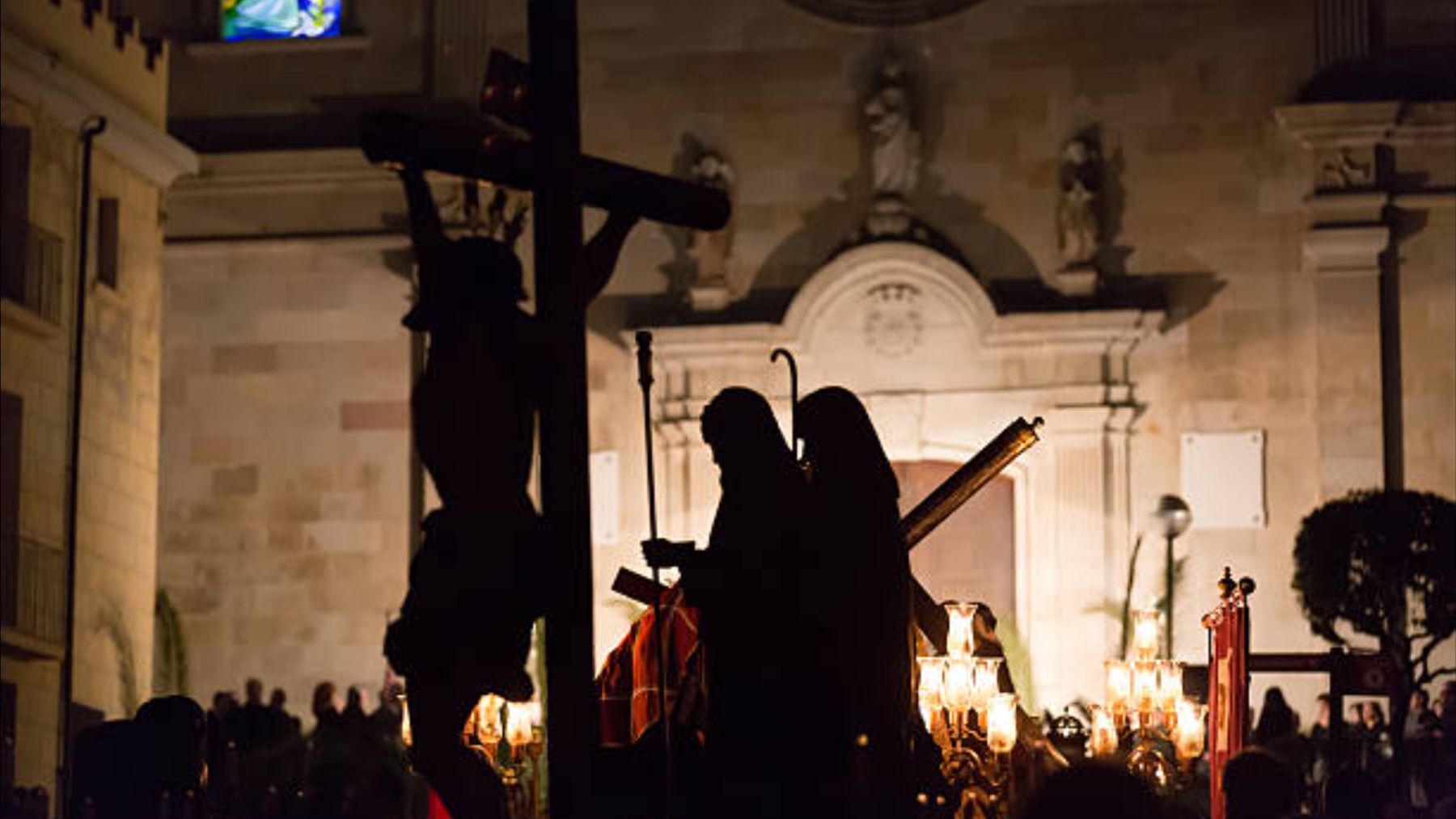 Los nazarenos lo celebran: San Sebastián recupera tras medio siglo su procesión del Viernes Santo