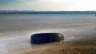 Neumáticos contaminan playas del Caribe, neumáticos llenan de microplásticos el océano, problema de microplásticos en el mar, contaminación por neumáticos en la playa, por qué no hay que usar neumáticos como barrera de contención.
