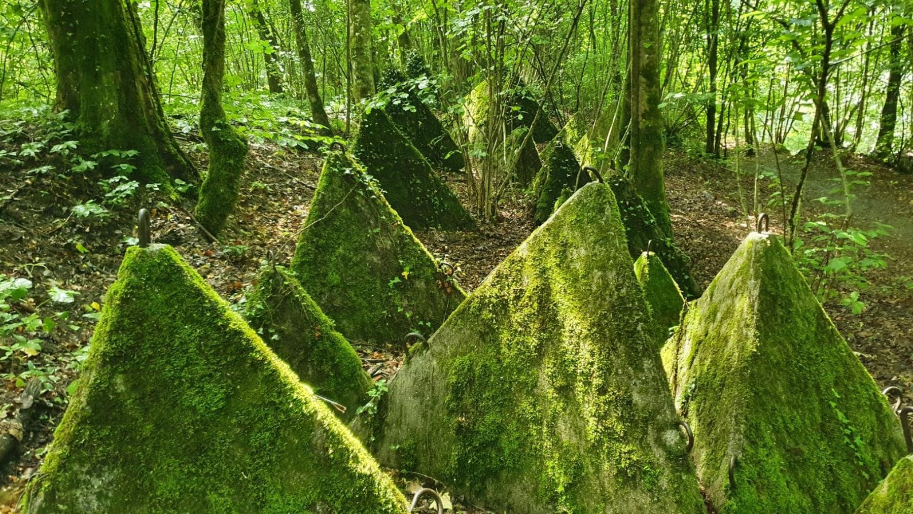 Parecen pirámides pero están en Suiza y son una de las rutas senderistas más curiosas e históricas de Europa