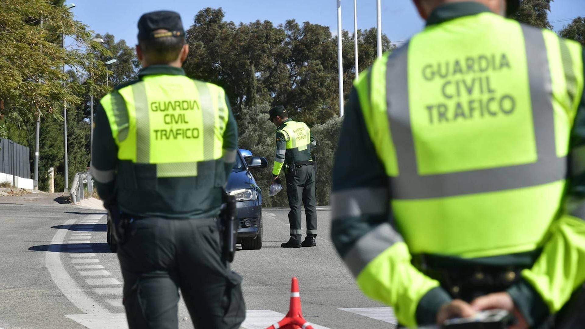 Agentes de la Guardia Civil durante un control de tráfico.