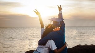 Origen de la v de victoria, por qué el gesto de la v de victoria es de mala educación en Reino Unido, gestos que cambian de significado fuera de España, gestos victoriosos, v de victoria de Churchill.