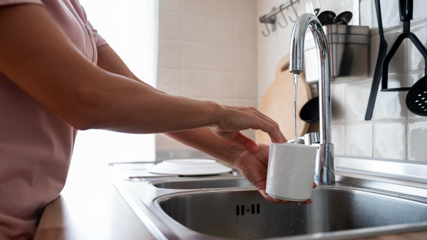 Técnicos expertos en tuberías coinciden y mandan un aviso: La gente que bebe del grifo, esto va a los músculos y huesos