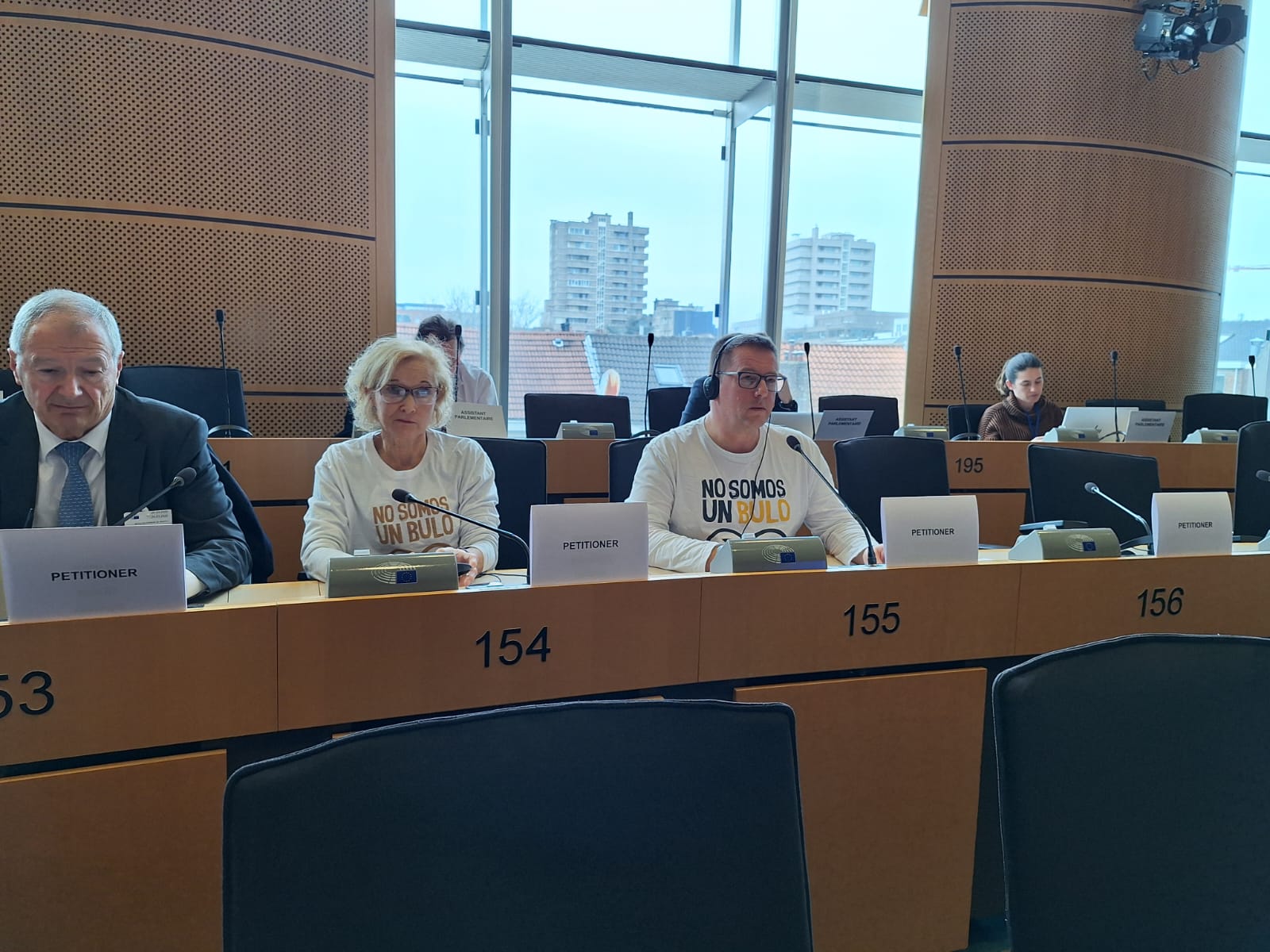 Una eurodiputada del PSOE planta en Bruselas a los afectados por la okupación y se niega a escucharles