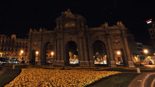 La Puerta de Alcal&aacute; apagada con motivo de La Hora del Planeta.