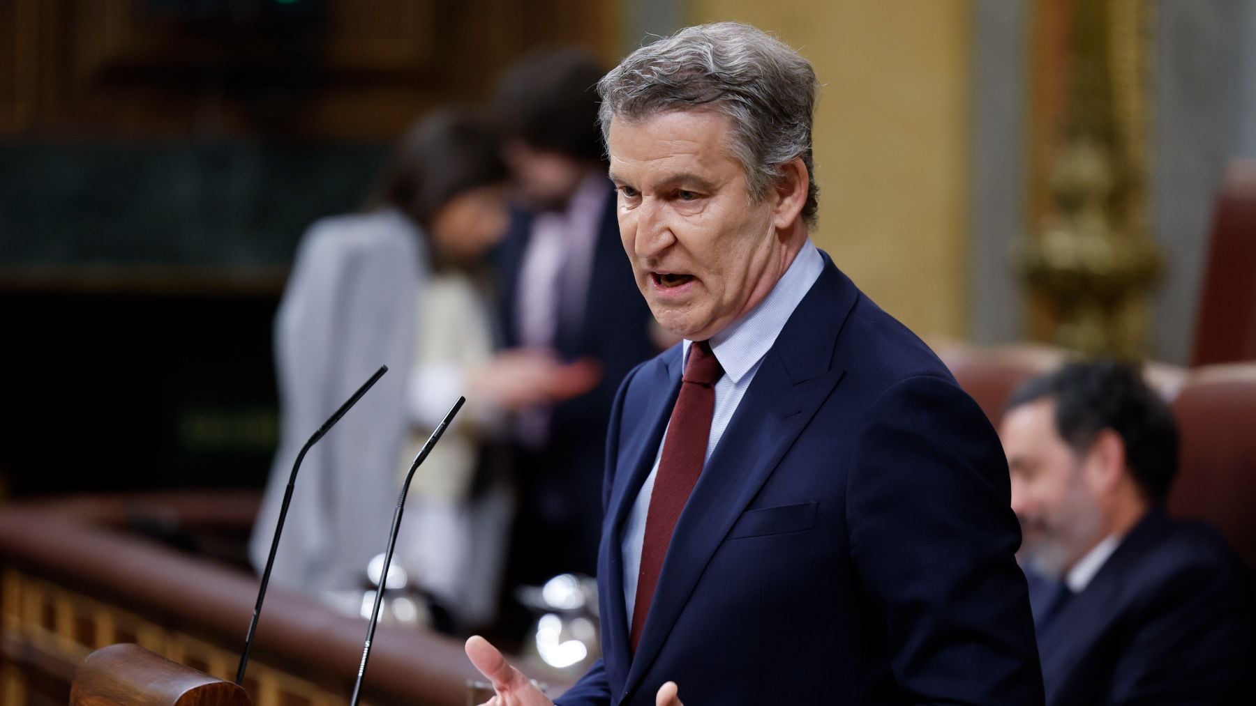 Feijóo desenmascara a Sánchez: No puede defender la paz con su cara estampada en los misiles iraníes