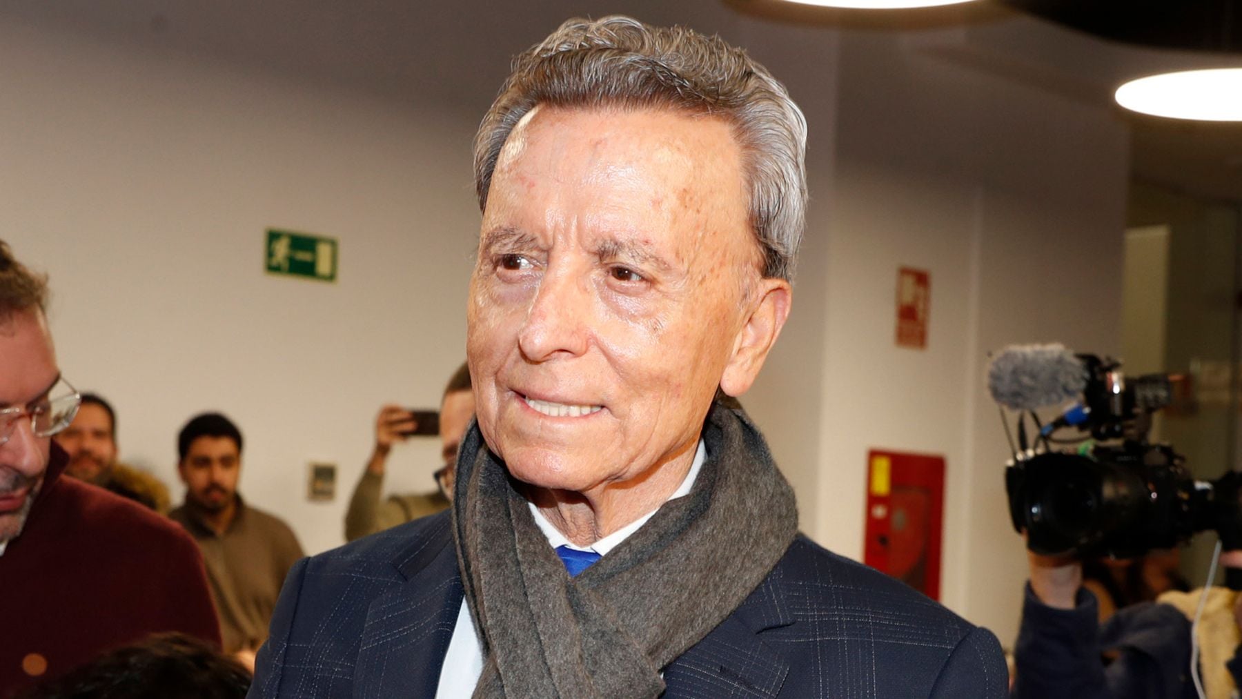 Ortega Cano recupera su a gustito y protagoniza un baile surrealista en la iglesia del padre Ángel