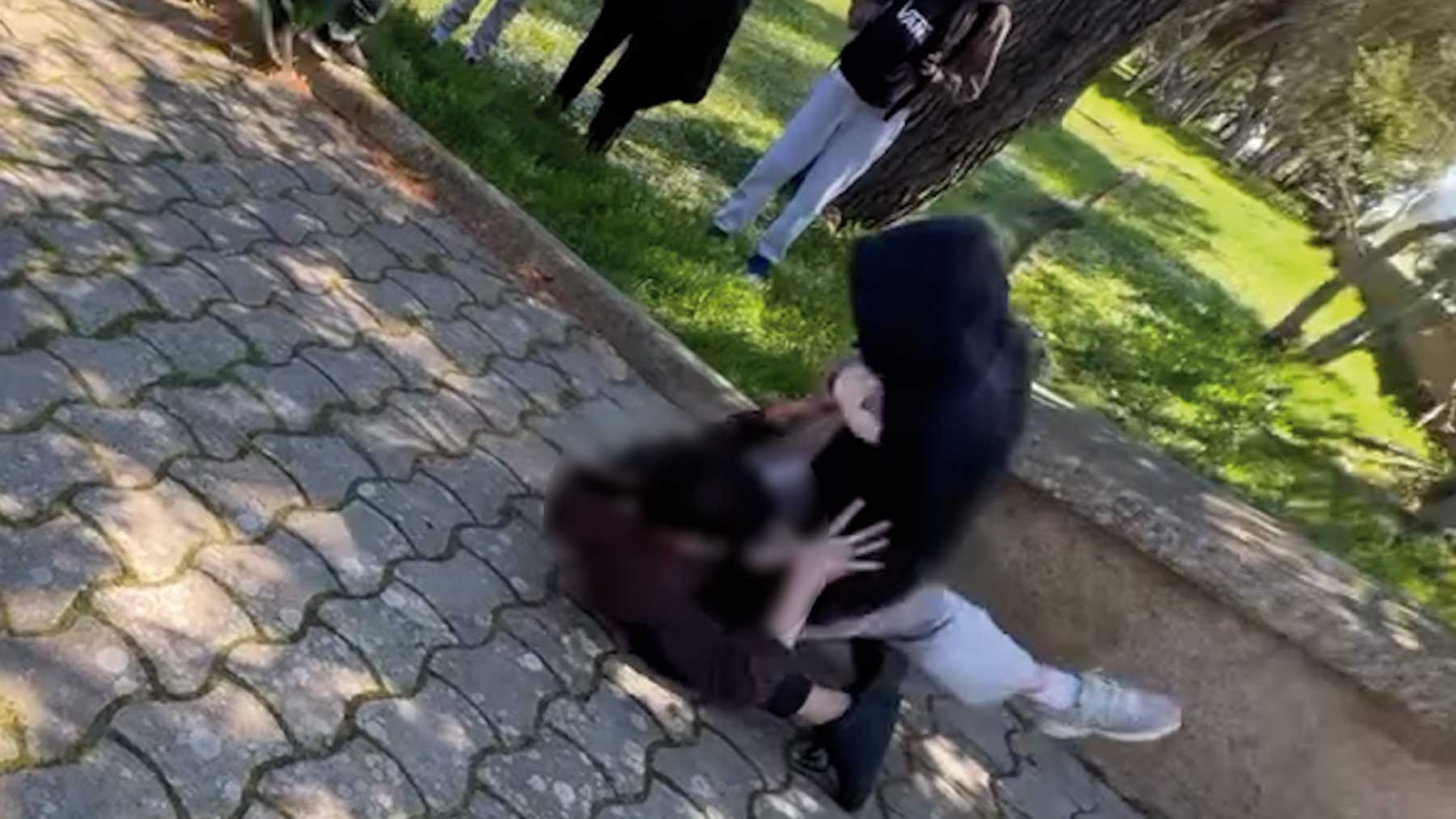 Un alumno se defiende de su acosador en Mallorca y acaban a puñetazo limpio a la salida del instituto