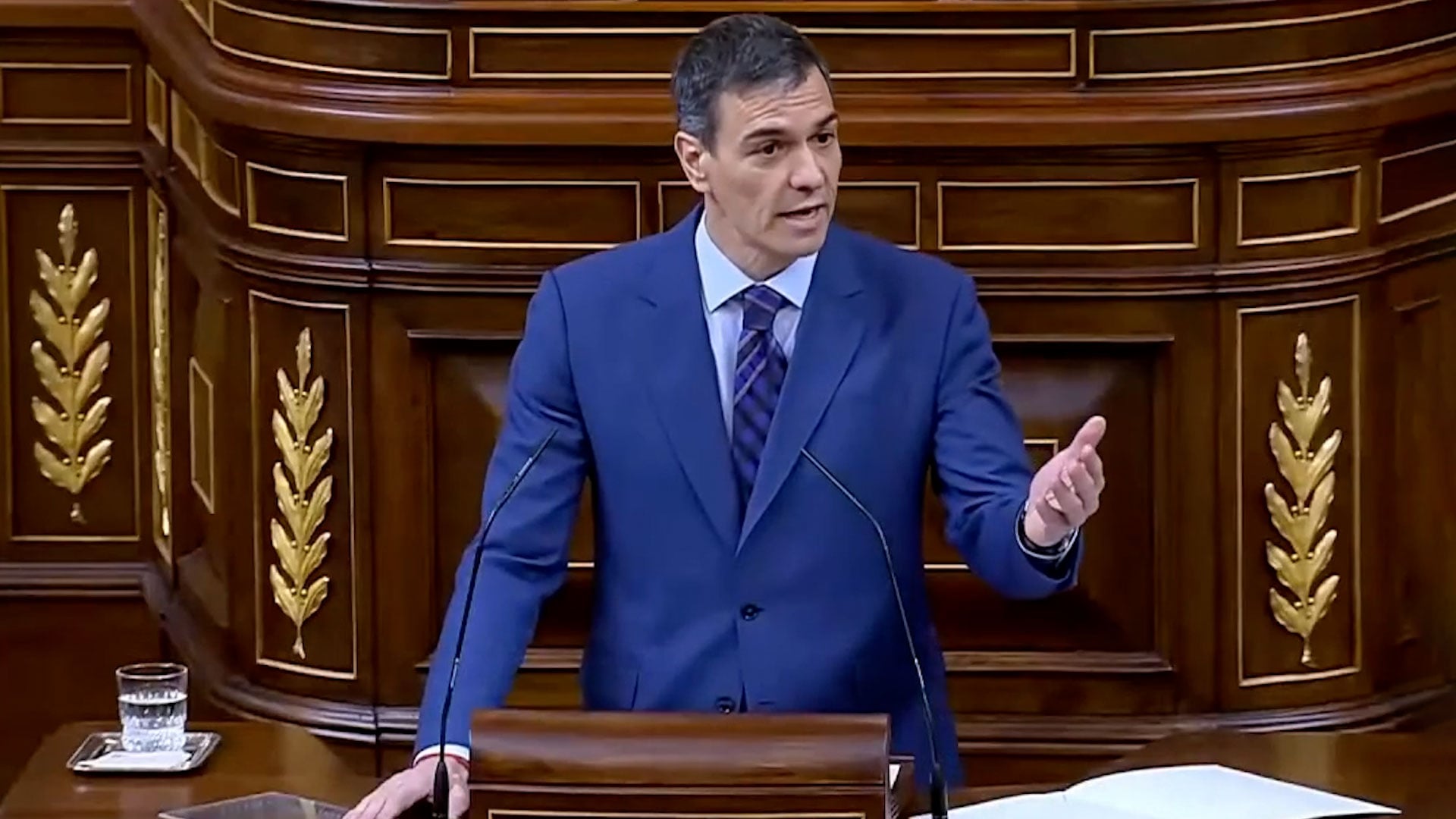 Sánchez aparca a Franco y desempolva a Aznar en su