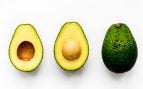 Dos mitades de aguacate sin madurar. (Foto: Freepik)