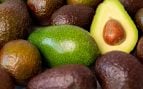 Pieza de aguacate abierta en su punto óptimo de maduración lista para el consumo. (Foto: Freepik)
