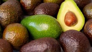 Pieza de aguacate abierta en su punto óptimo de maduración lista para el consumo. (Foto: Freepik)