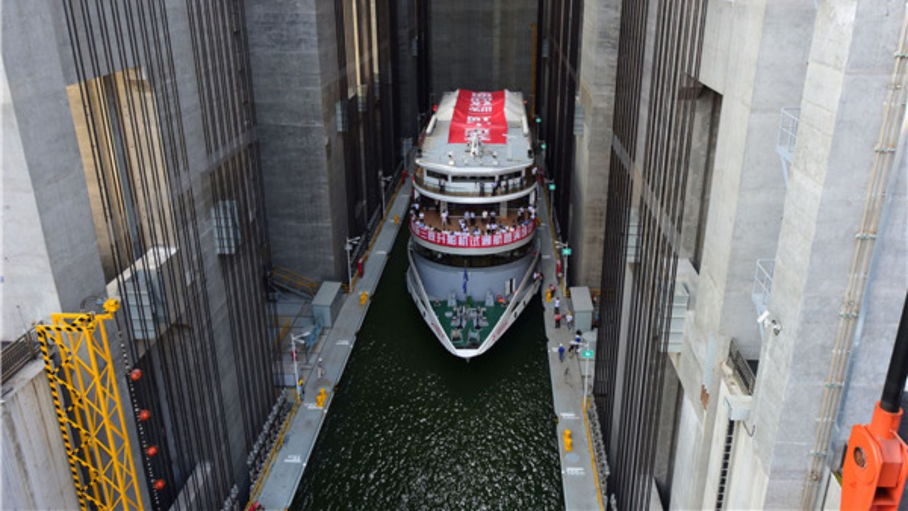 China no se anda con chiquitas: construye un ascensor de 113 m para que sus barcos puedan navegar entre montañas