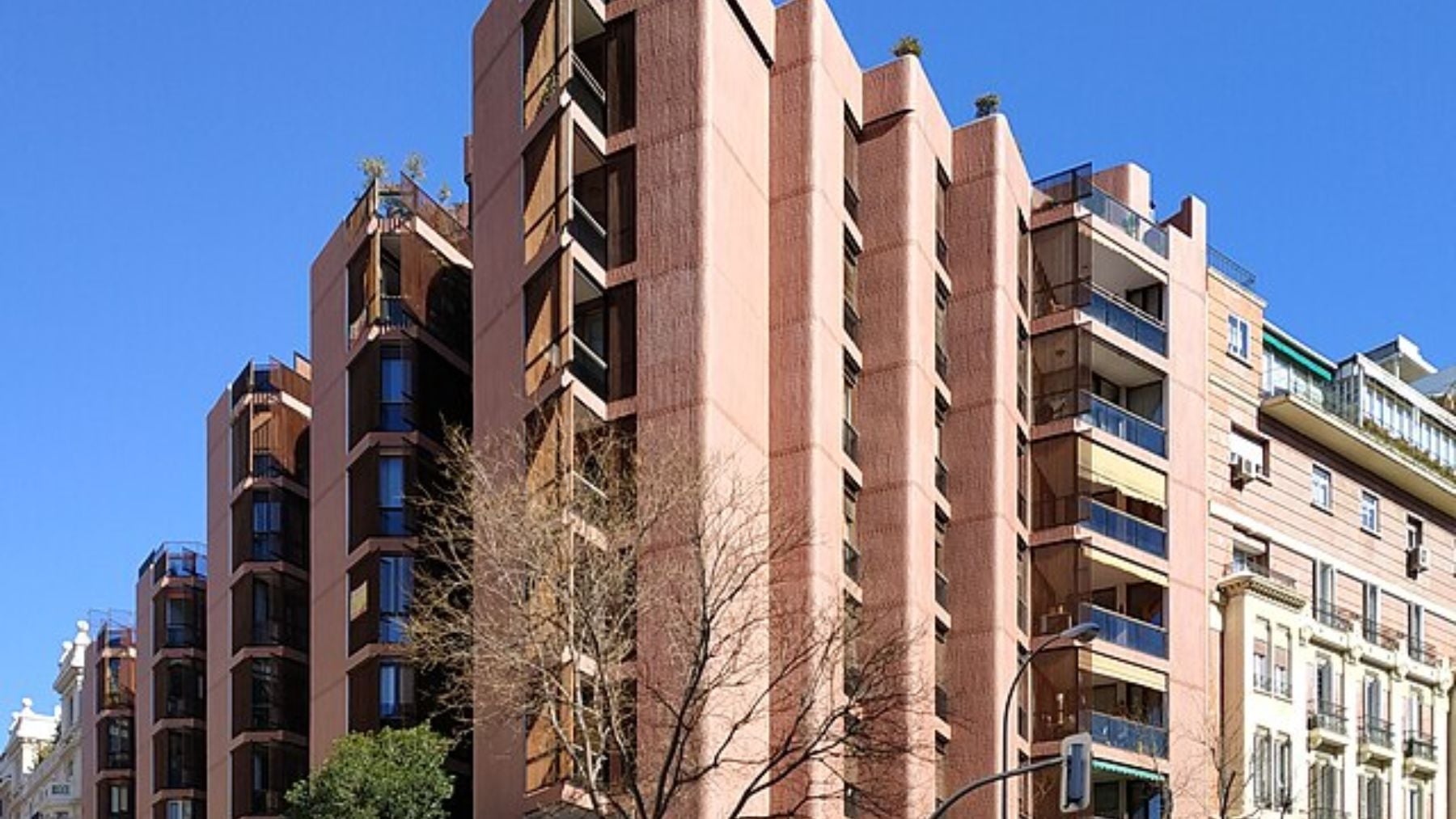 En 1966 era un adefesio y los vecinos no lo entendieron: hoy es una obra maestra de la arquitectura madrileña