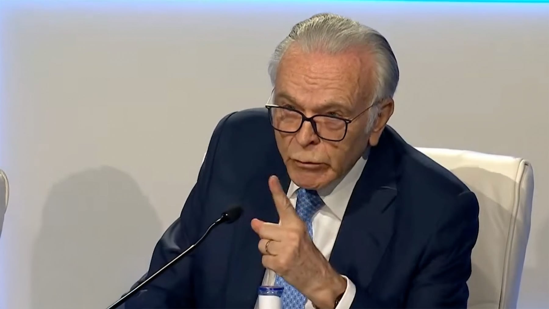 Fainé estalla contra un accionista de Telefónica en la Junta: Vengo de una familia de pobres