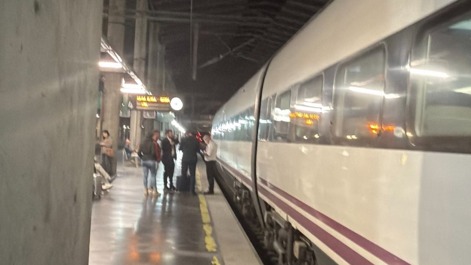 Un AVE se queda parado en Córdoba con olor a quemado y echando humo