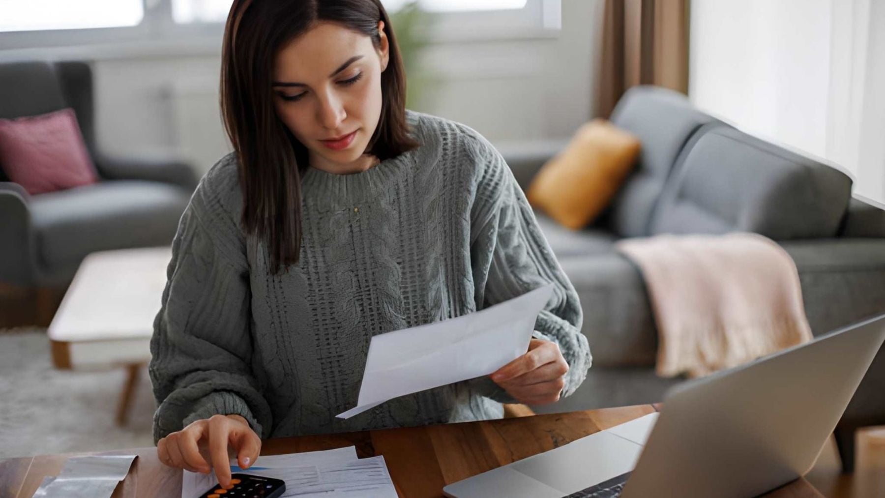 La UE confirma el palo a España y los autónomos lo celebran: adiós a pagar al IVA con la nueva norma