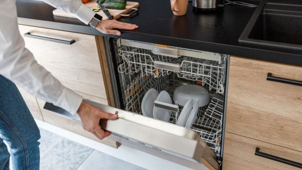 &iquest;Se pueden meter las sartenes en el lavavajillas? Esta es la gu&iacute;a definitiva para evitar problemas