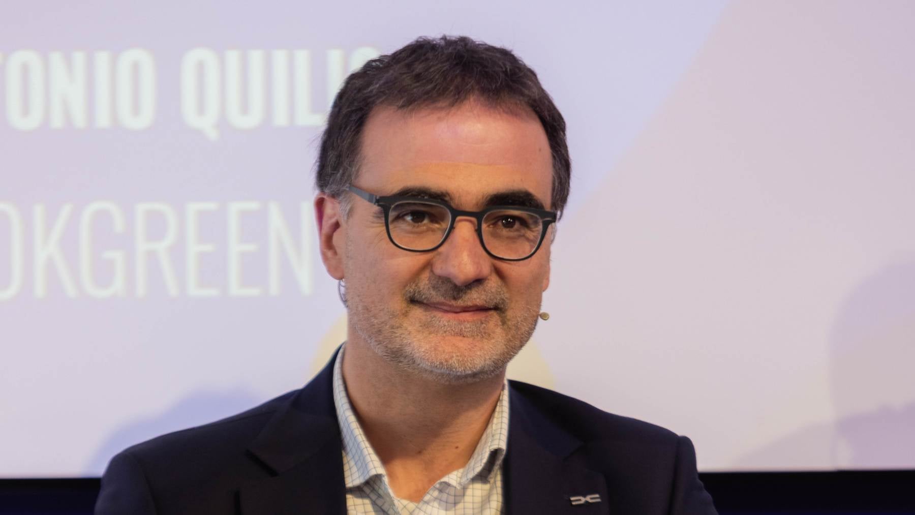 Laurent Sengenes (Dacia) en las III Jornadas de OKMOTOR pide más simplicidad en las ayudas al cliente para vender más coches eléctricos.