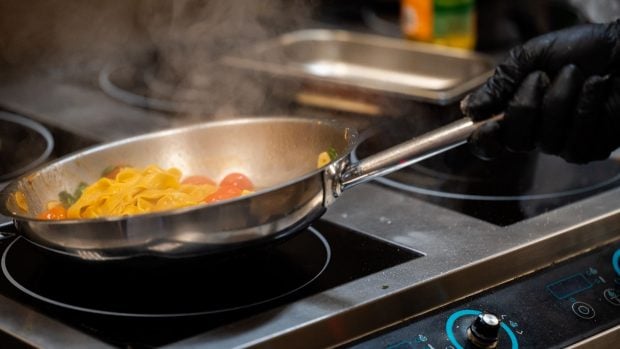 &iquest;Se pueden meter las sartenes en el lavavajillas? Esta es la gu&iacute;a definitiva para evitar problemas