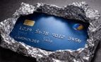 Se insta a envolver las tarjetas en papel de aluminio para evitar robos bancarios en lugares públicos: la ciencia lo avala