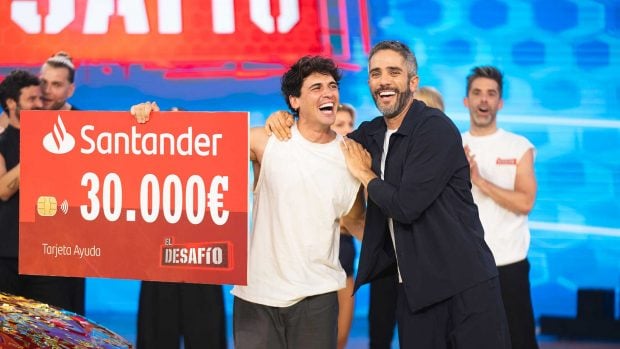 Daniel Illescas recibe el premio como ganador de El Desafío (Atresmedia).