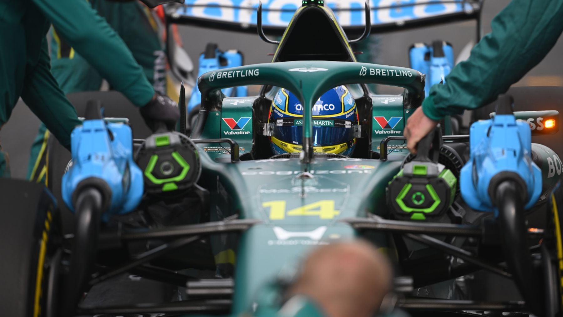 El padre Alonso llega a Japón pero no hace milagros con Aston Martin: Las vibraciones son...