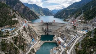 China intensifica la construcción de infraestructuras hidráulicas de gran escala para consolidar su capacidad de almacenamiento energético y estabilizar la red eléctrica nacional. (Representación)