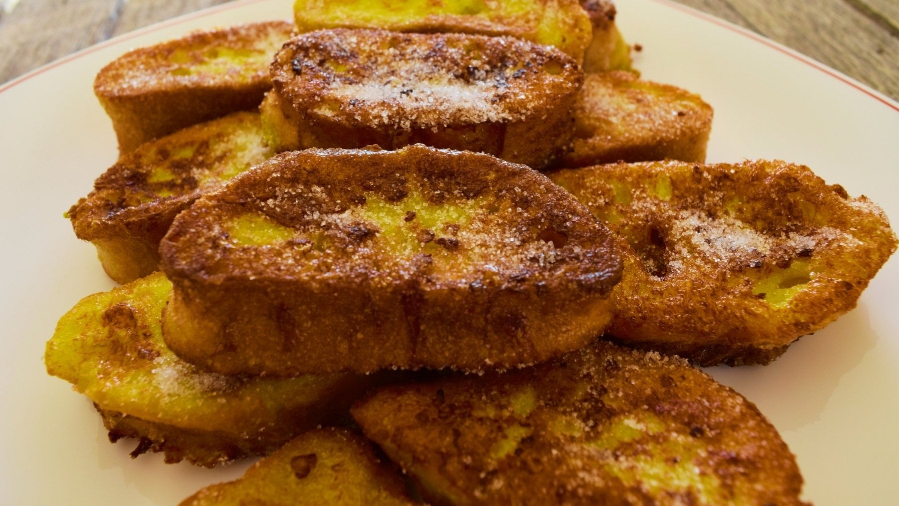 Adiós a las torrijas secas: el truco definitivo de los cocineros para que queden cremosas y en su punto