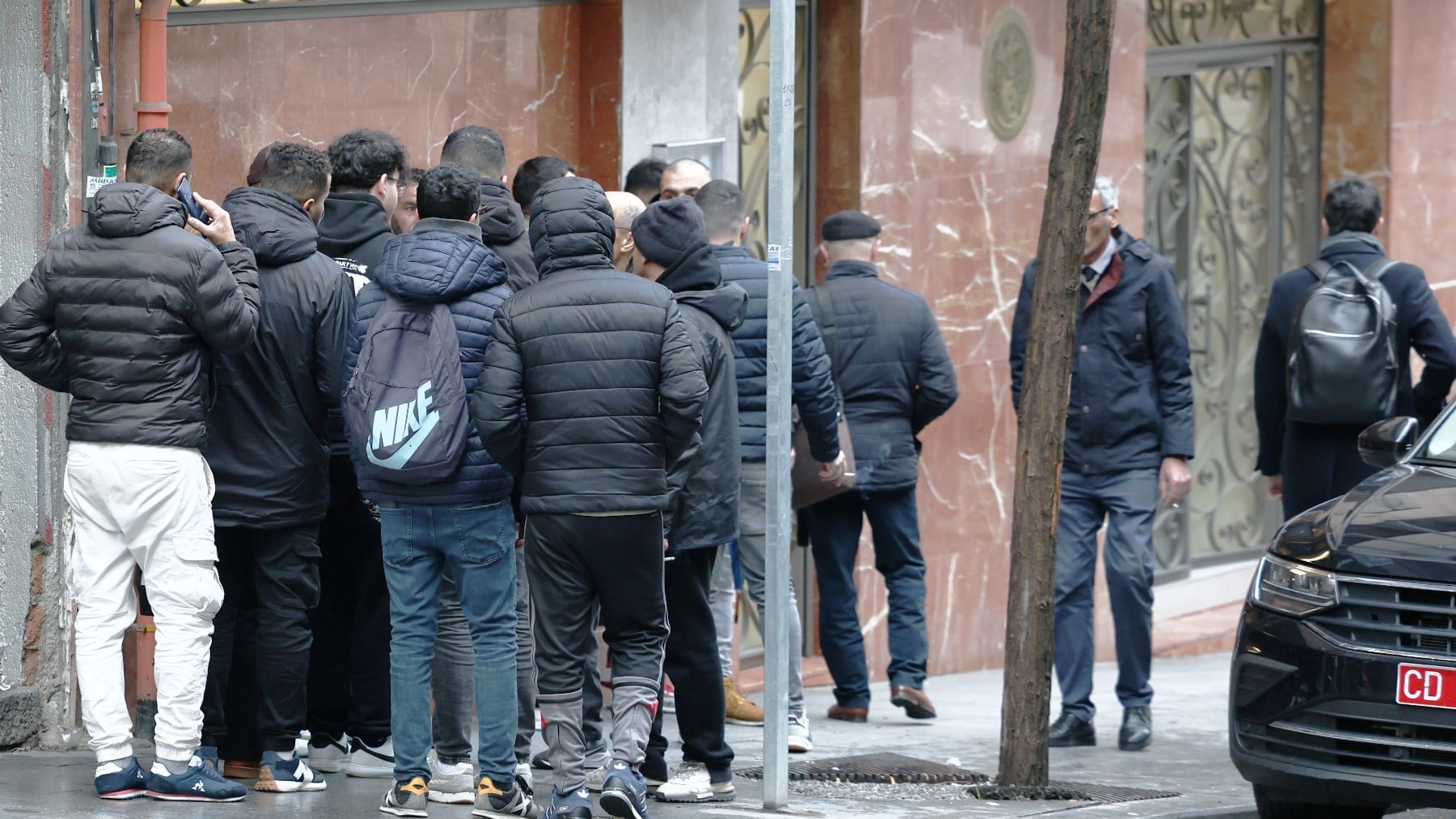 Podemos, Sumar e IU abren sus sedes en Andalucía para tramitar la regularización de inmigrantes ilegales