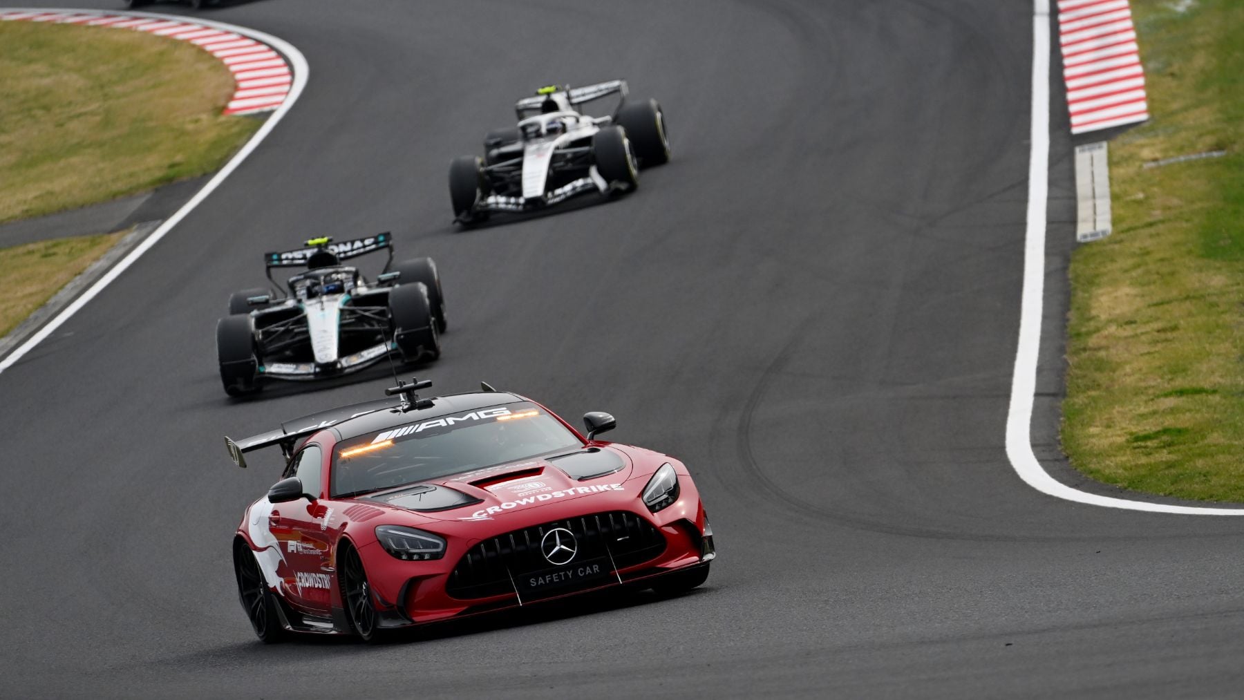 Antonelli gana con la suerte de los elegidos, Sainz decimoquinto y Alonso acaba la carrera en Japón