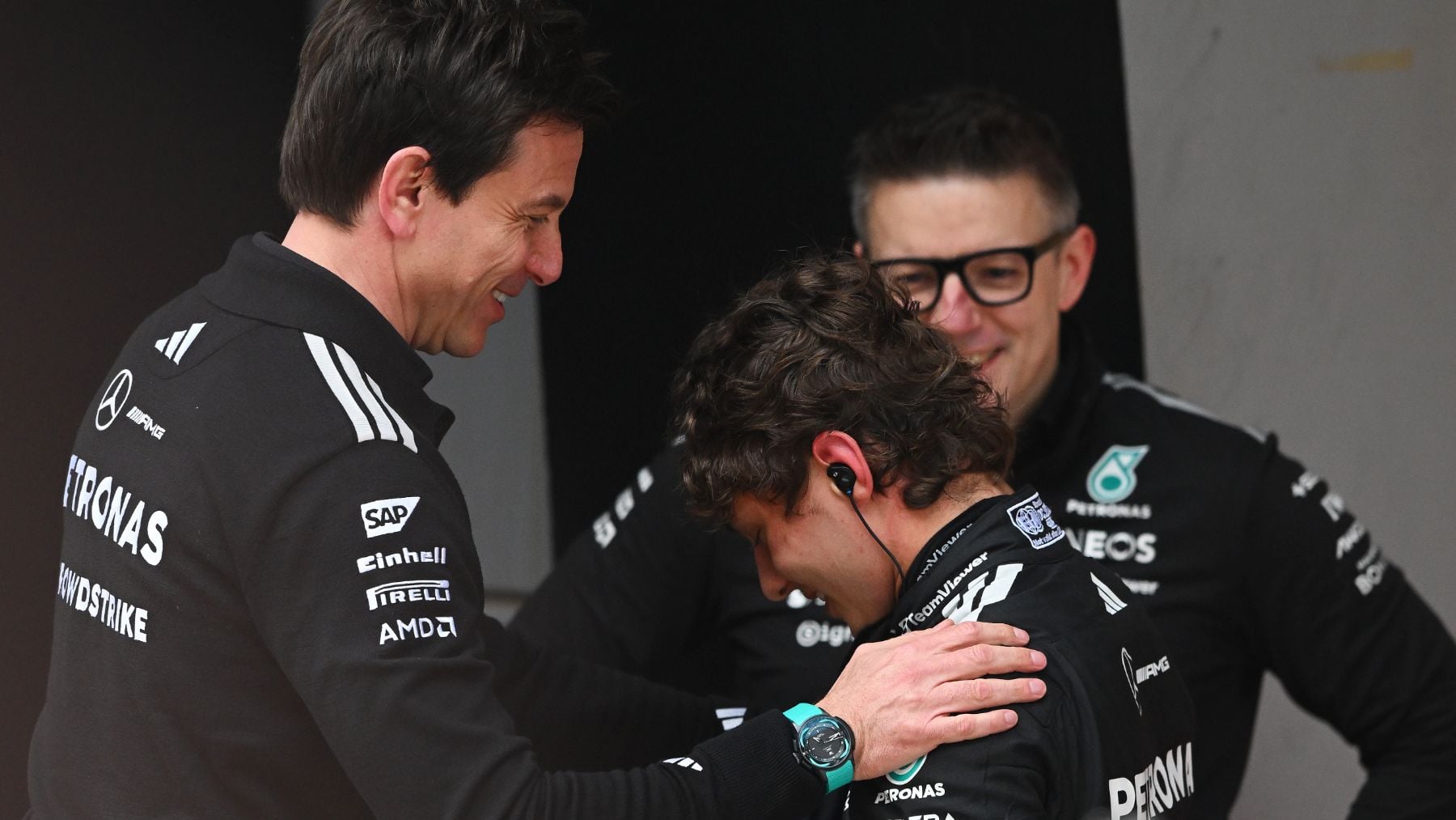 Mercedes no perdona a Antonelli su error en la salida: A la autoescuela para que suelte el embrague