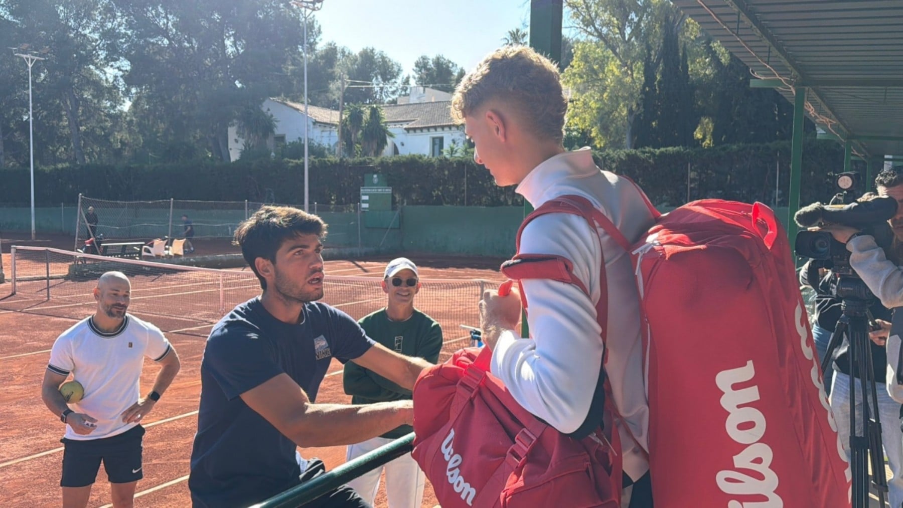 La imagen del momento en el tenis español: Alcaraz y Landaluce preparan juntos la gira de tierra batida
