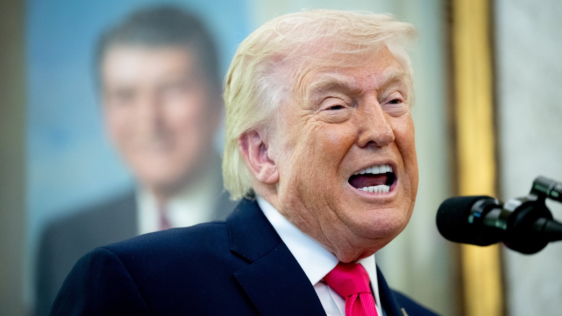 Trump amenaza a Irán con destruir todas sus centrales eléctricas si no abre el estrecho de Ormuz