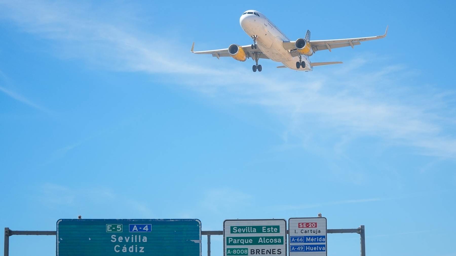 Los controladores aéreos de Sevilla avisan de una huelga en la Feria de Abril y la Copa del Rey: