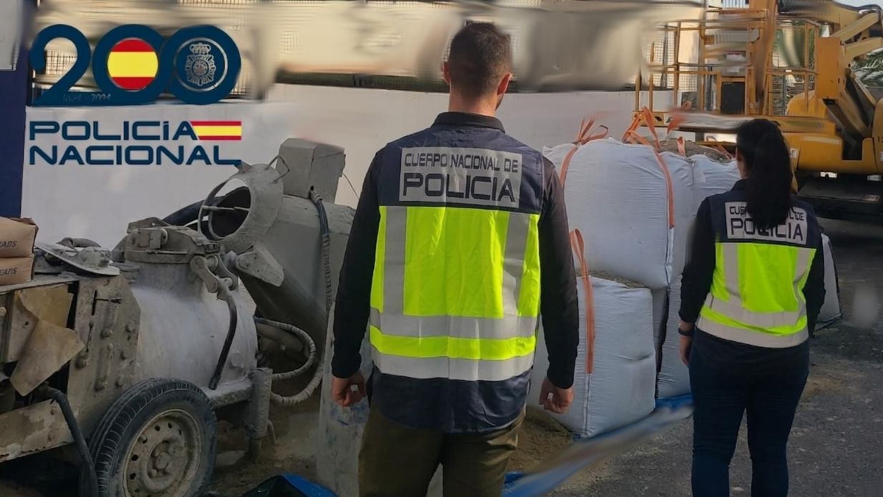 Dos agentes de la Policía Nacional durante el operativo en Manacor.