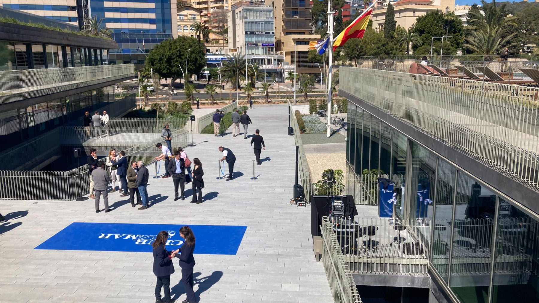 El renovado Club de Mar abre sus pasarelas peatonales en el Paseo Marítimo de Palma ante 500 invitados